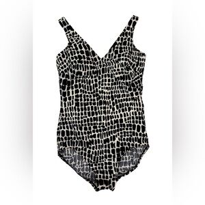 MIRACLESUIT Black and White Patterned Swimsuit SIZE 10